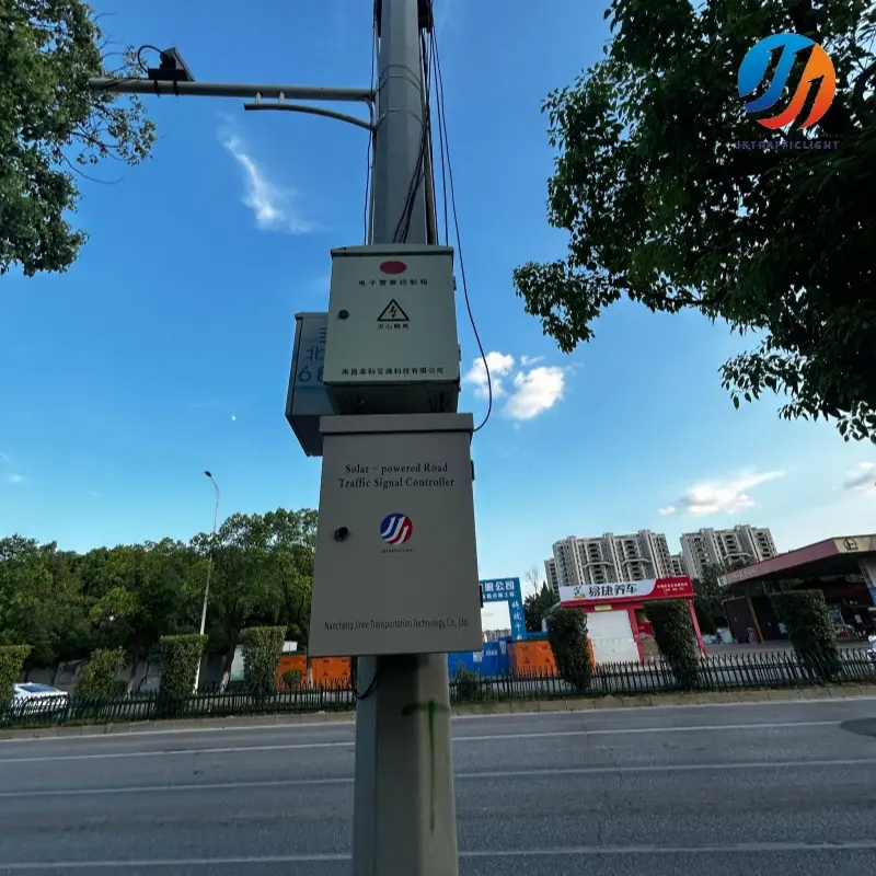 Solar wireless traffic signal machine