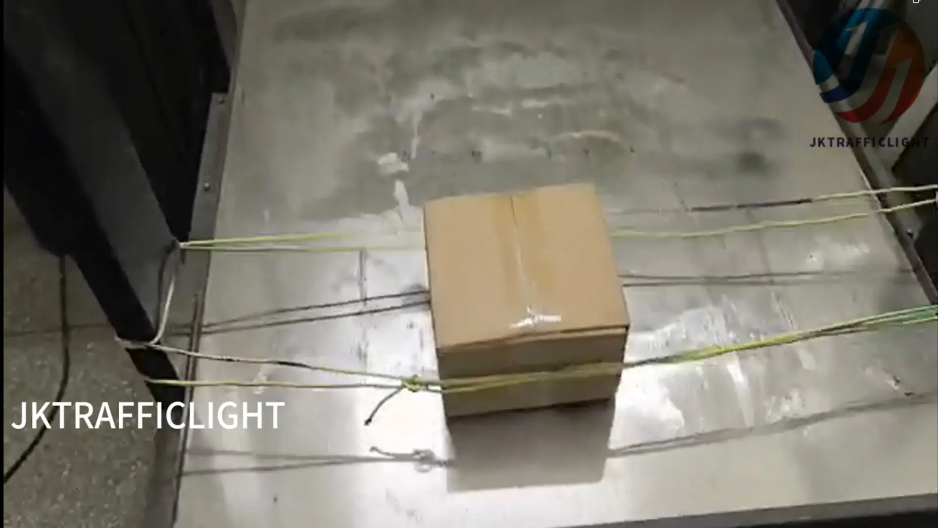 Anti-vibration test of traffic light